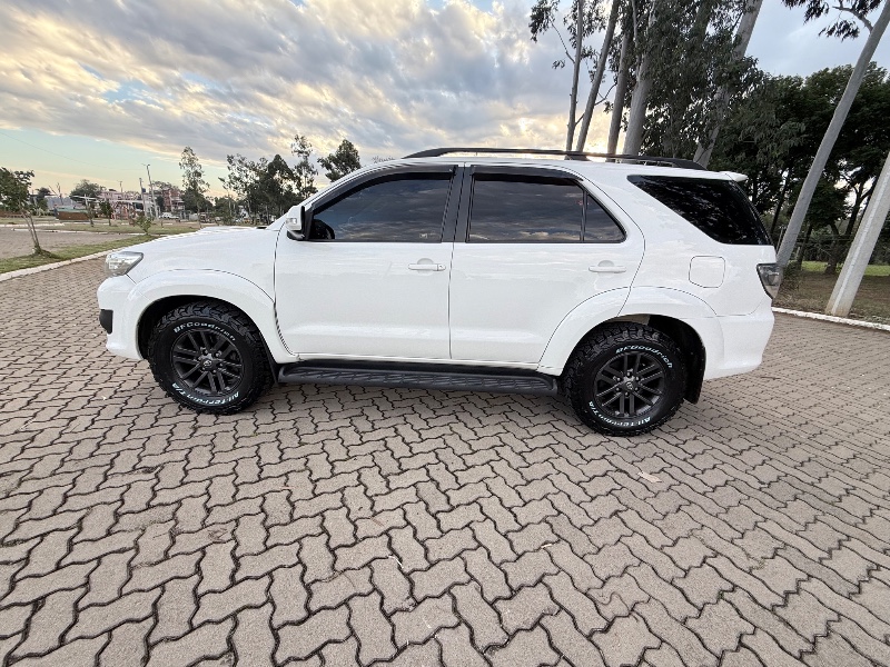 TOYOTA HILUX SW4 3.0 SRV 4X4 7 LUGARES 16V TURBO INTERCOOLER 2014/2014 ELY AUTOMÓVEIS LAJEADO / Carros no Vale TOYOTA HILUX SW4 3.0 SRV 4X4 7 LUGARES 16V TURBO INTERCOOLER 2014/2014 ELY AUTOMÓVEIS LAJEADO / Carros no Vale