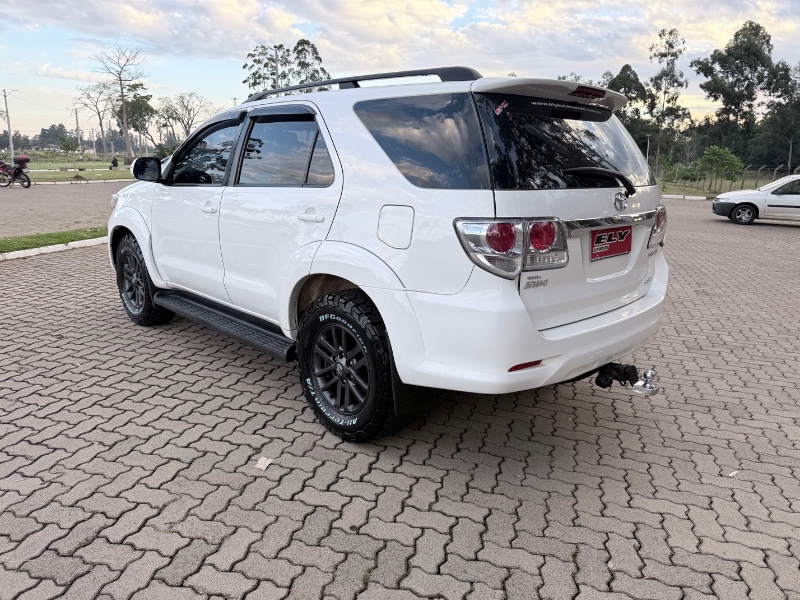 TOYOTA HILUX SW4 3.0 SRV 4X4 7 LUGARES 16V TURBO INTERCOOLER 2014/2014 ELY AUTOMÓVEIS LAJEADO / Carros no Vale TOYOTA HILUX SW4 3.0 SRV 4X4 7 LUGARES 16V TURBO INTERCOOLER 2014/2014 ELY AUTOMÓVEIS LAJEADO / Carros no Vale