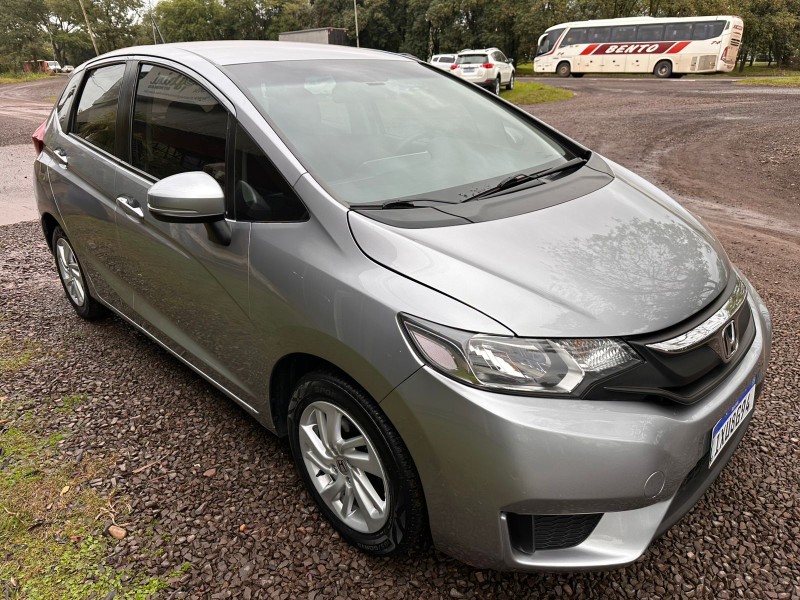 HONDA FIT LX 1.4 /2017 MENEGHINI VEÍCULOS ARROIO DO MEIO / Carros no Vale