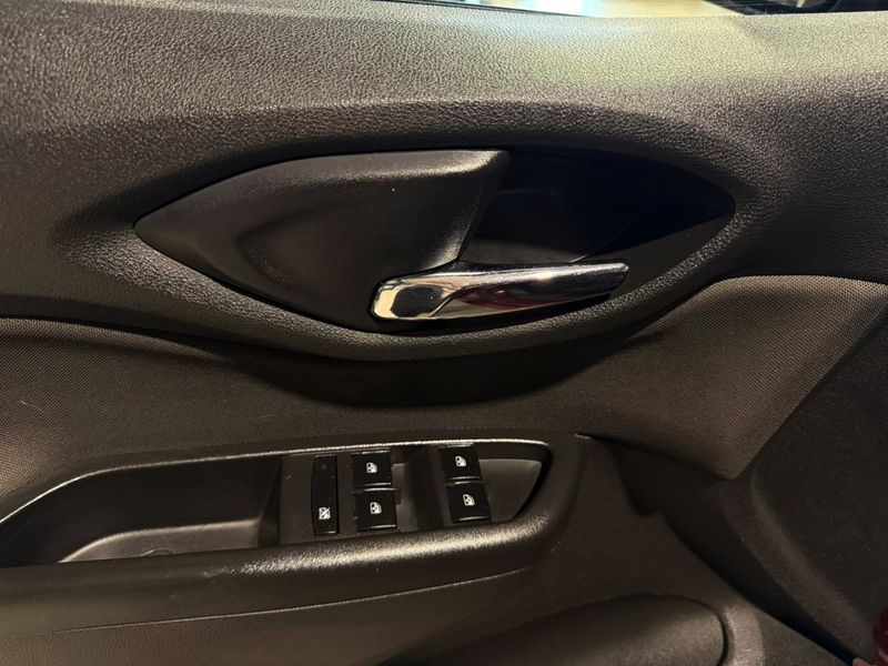 Chevrolet Prisma 1.4 Ltz 2016/2017 SIM VEÍCULOS PORTO ALEGRE / Carros no Vale