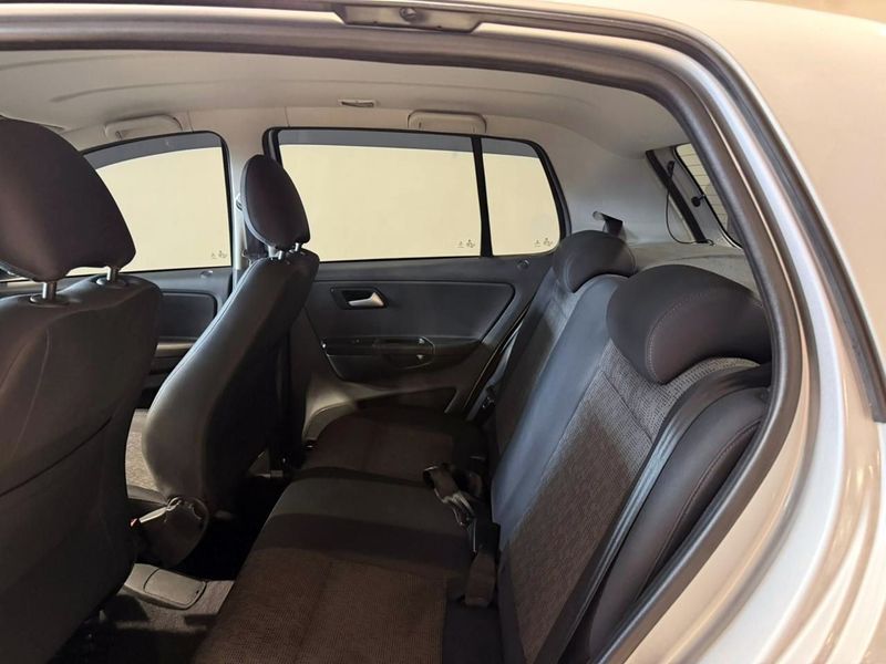 Volkswagen Fox 1.0 8v G2 2012/2013 SIM VEÍCULOS PORTO ALEGRE / Carros no Vale