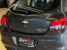CHEVROLET ONIX 1.4 MPFI LTZ 8V 2016/2016 GRIFFCAR MULTIMARCAS DOIS IRMÃOS / Carros no Vale