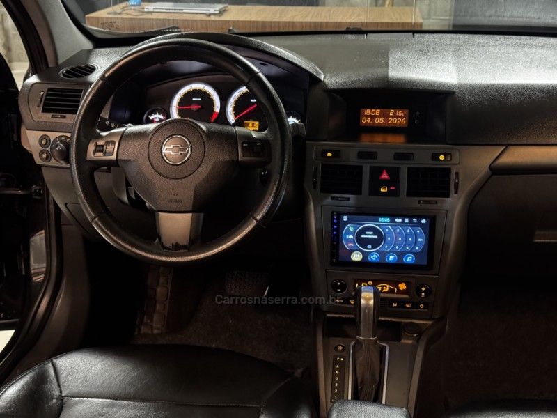 CHEVROLET VECTRA 2.0 MPFI GT HATCH 8V 2011/2011 GRIFFCAR MULTIMARCAS DOIS IRMÃOS / Carros no Vale CHEVROLET VECTRA 2.0 MPFI GT HATCH 8V 2011/2011 GRIFFCAR MULTIMARCAS DOIS IRMÃOS / Carros no Vale