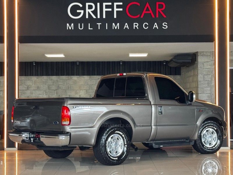 FORD F-250 4.2 XLT 4X2 CS TURBO INTERCOOLER 2001/2001 GRIFFCAR MULTIMARCAS DOIS IRMÃOS / Carros no Vale
