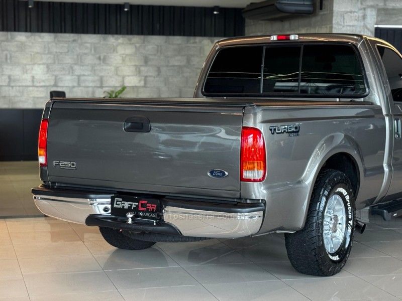 FORD F-250 4.2 XLT 4X2 CS TURBO INTERCOOLER 2001/2001 GRIFFCAR MULTIMARCAS DOIS IRMÃOS / Carros no Vale
