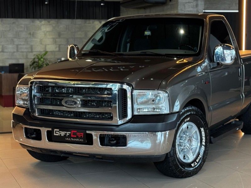 FORD F-250 4.2 XLT 4X2 CS TURBO INTERCOOLER 2001/2001 GRIFFCAR MULTIMARCAS DOIS IRMÃOS / Carros no Vale