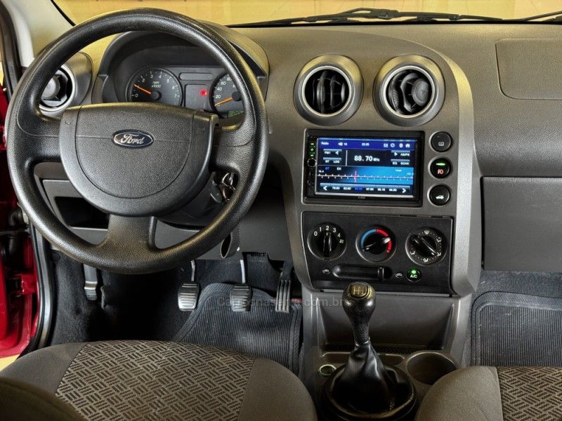 FORD FIESTA 1.6 MPI 8V 2006/2007 GRIFFCAR MULTIMARCAS DOIS IRMÃOS / Carros no Vale