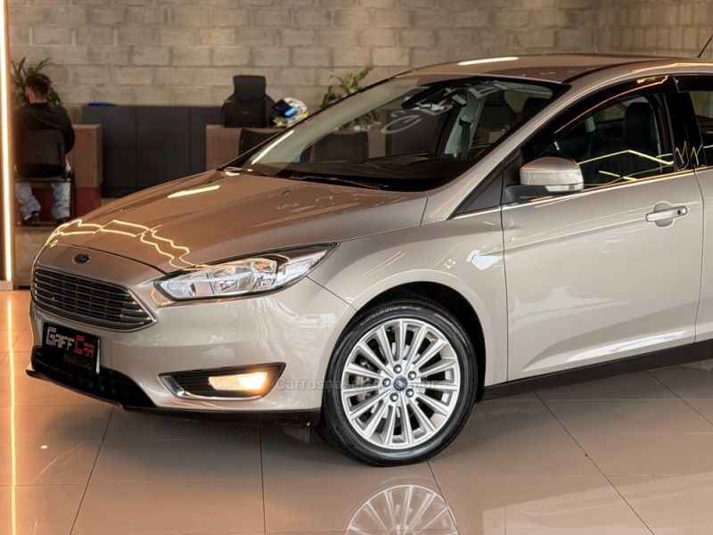 FORD FOCUS 2.0 GLX SEDAN 16V 2016/2016 GRIFFCAR MULTIMARCAS DOIS IRMÃOS / Carros no Vale