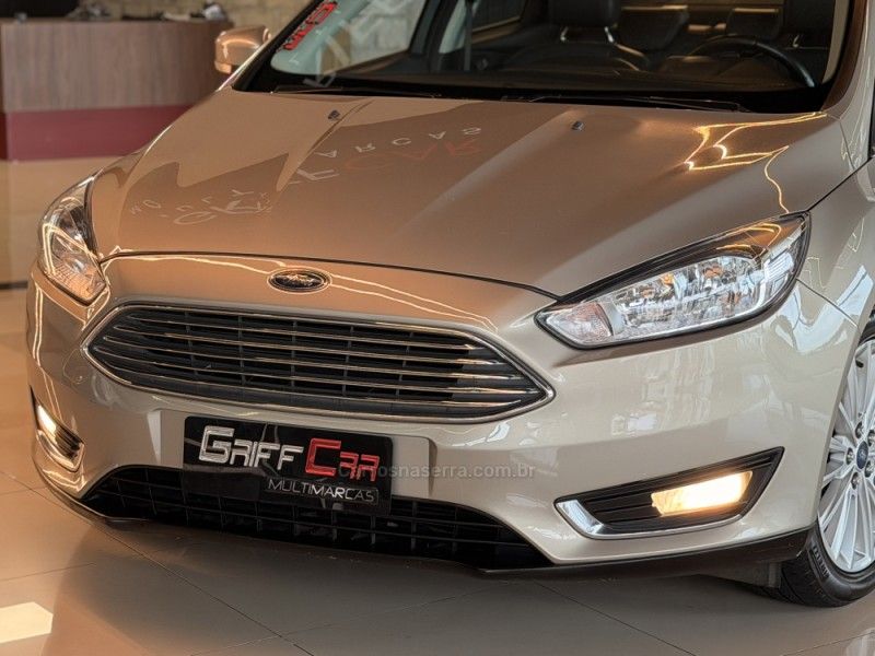 FORD FOCUS 2.0 GLX SEDAN 16V 2016/2016 GRIFFCAR MULTIMARCAS DOIS IRMÃOS / Carros no Vale