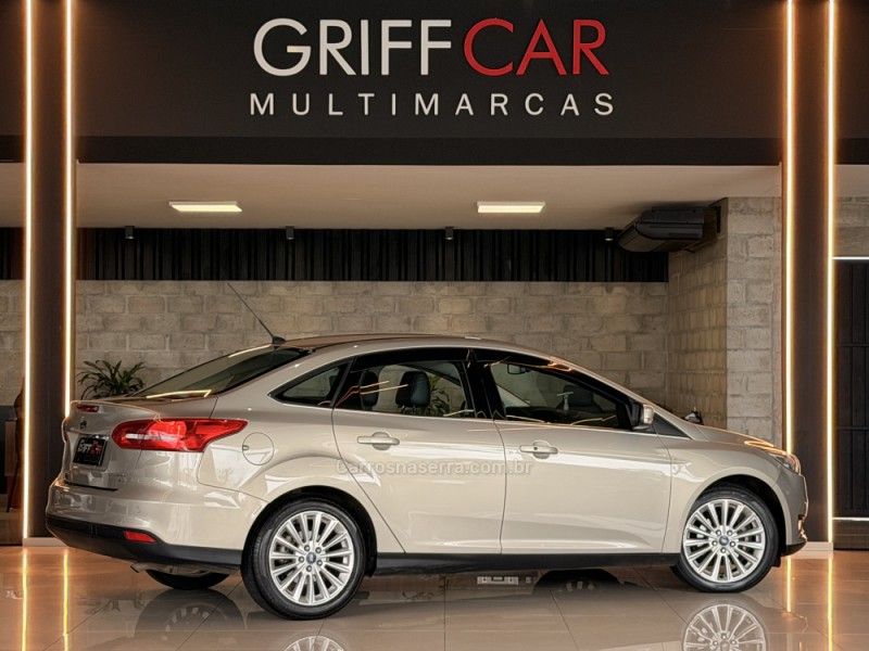 FORD FOCUS 2.0 GLX SEDAN 16V 2016/2016 GRIFFCAR MULTIMARCAS DOIS IRMÃOS / Carros no Vale