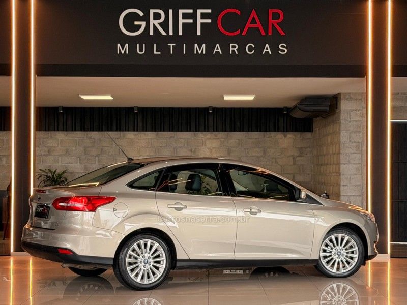 FORD FOCUS 2.0 TITANIUM PLUS SEDAN 16V 2016/2016 GRIFFCAR MULTIMARCAS DOIS IRMÃOS / Carros no Vale FORD FOCUS 2.0 TITANIUM PLUS SEDAN 16V 2016/2016 GRIFFCAR MULTIMARCAS DOIS IRMÃOS / Carros no Vale