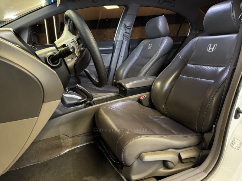 HONDA CIVIC 1.8 EXS 16V 2009/2010 GRIFFCAR MULTIMARCAS DOIS IRMÃOS / Carros no Vale