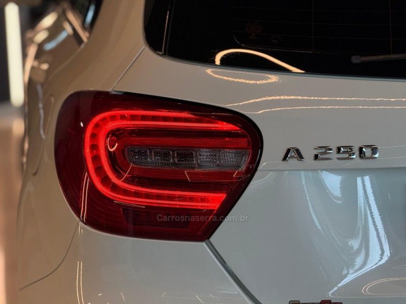 MERCEDES-BENZ A 250 2.0 SPORT TURBO AUTOMATIZADO 2014/2014 GRIFFCAR MULTIMARCAS DOIS IRMÃOS / Carros no Vale