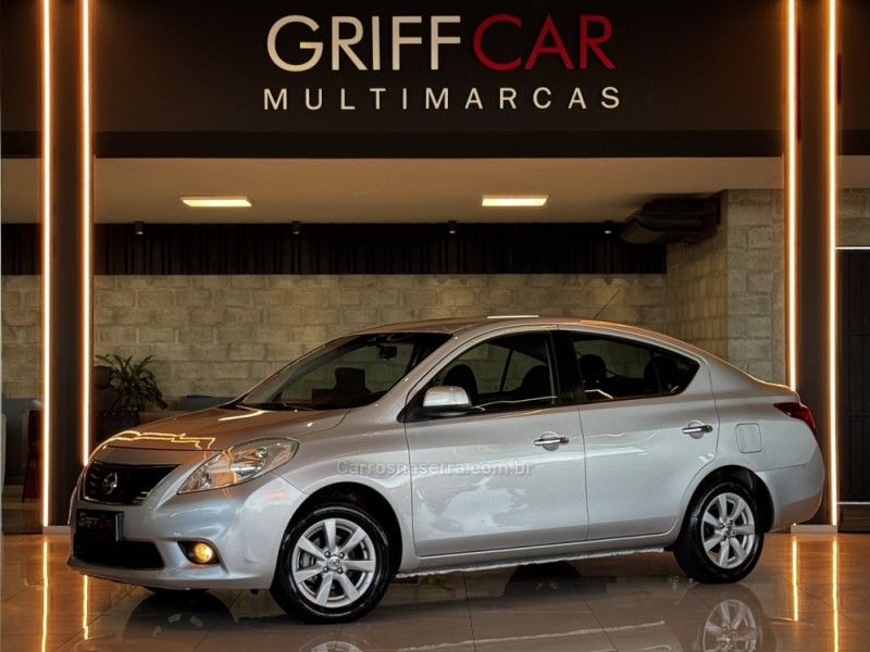 NISSAN VERSA 1.6 16V SL 2013/2013 GRIFFCAR MULTIMARCAS DOIS IRMÃOS / Carros no Vale NISSAN VERSA 1.6 16V SL 2013/2013 GRIFFCAR MULTIMARCAS DOIS IRMÃOS / Carros no Vale
