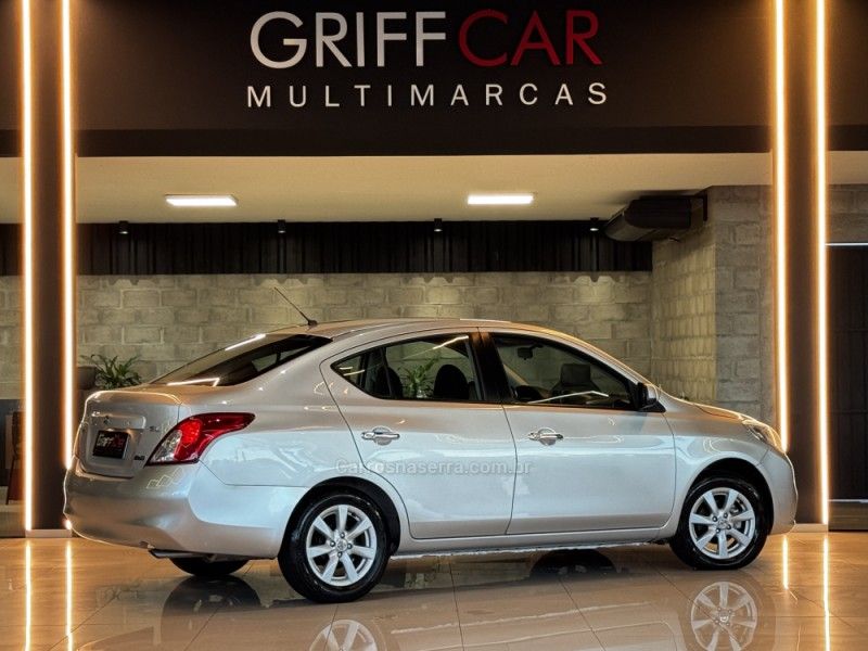 NISSAN VERSA 1.6 16V SL 2013/2013 GRIFFCAR MULTIMARCAS DOIS IRMÃOS / Carros no Vale NISSAN VERSA 1.6 16V SL 2013/2013 GRIFFCAR MULTIMARCAS DOIS IRMÃOS / Carros no Vale