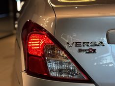 NISSAN VERSA 1.6 16V SL 2013/2013 GRIFFCAR MULTIMARCAS DOIS IRMÃOS / Carros no Vale