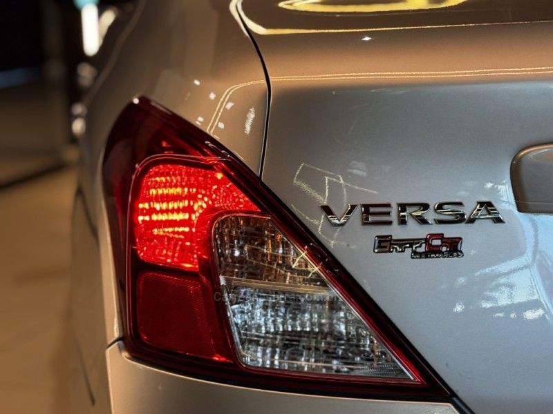 NISSAN VERSA 1.6 16V SL 2013/2013 GRIFFCAR MULTIMARCAS DOIS IRMÃOS / Carros no Vale NISSAN VERSA 1.6 16V SL 2013/2013 GRIFFCAR MULTIMARCAS DOIS IRMÃOS / Carros no Vale