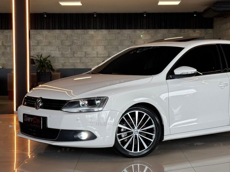 VOLKSWAGEN JETTA 2.0 TSI HIGHLINE 200CV TIPTRONIC 2012/2013 GRIFFCAR MULTIMARCAS DOIS IRMÃOS / Carros no Vale