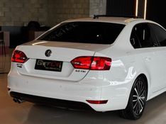 VOLKSWAGEN JETTA 2.0 TSI HIGHLINE 200CV TIPTRONIC 2012/2013 GRIFFCAR MULTIMARCAS DOIS IRMÃOS / Carros no Vale