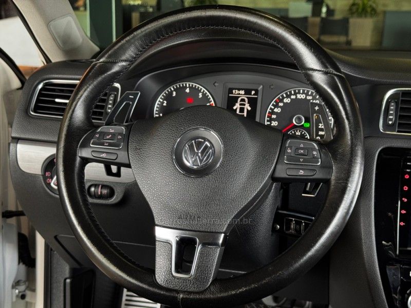 VOLKSWAGEN JETTA 2.0 TSI HIGHLINE 200CV TIPTRONIC 2012/2013 GRIFFCAR MULTIMARCAS DOIS IRMÃOS / Carros no Vale