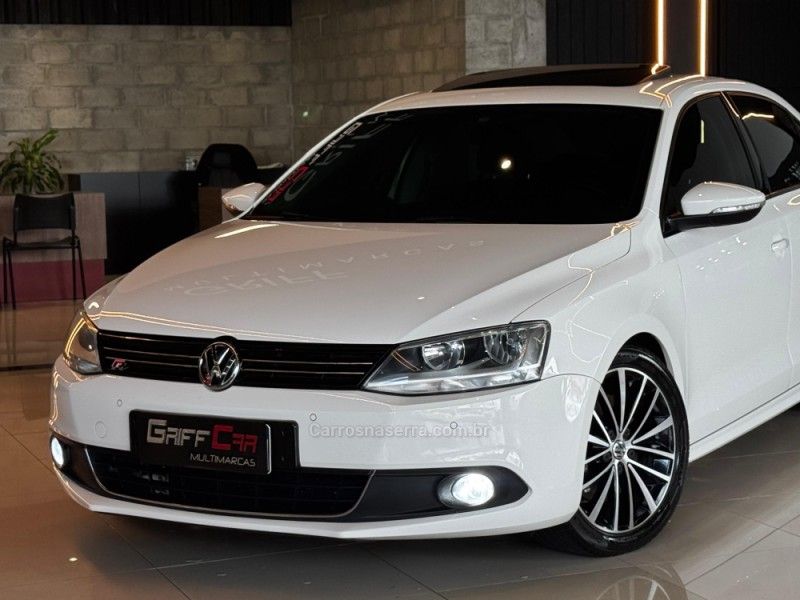 VOLKSWAGEN JETTA 2.0 TSI HIGHLINE 200CV TIPTRONIC 2012/2013 GRIFFCAR MULTIMARCAS DOIS IRMÃOS / Carros no Vale