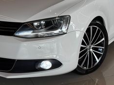 VOLKSWAGEN JETTA 2.0 TSI HIGHLINE 200CV TIPTRONIC 2012/2013 GRIFFCAR MULTIMARCAS DOIS IRMÃOS / Carros no Vale