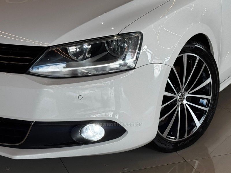 VOLKSWAGEN JETTA 2.0 TSI HIGHLINE 200CV TIPTRONIC 2012/2013 GRIFFCAR MULTIMARCAS DOIS IRMÃOS / Carros no Vale