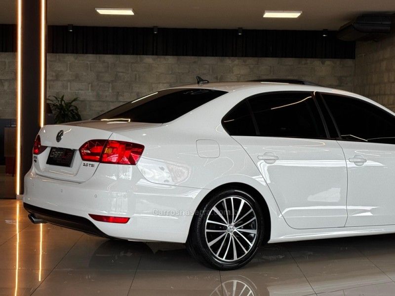 VOLKSWAGEN JETTA 2.0 TSI HIGHLINE 200CV TIPTRONIC 2012/2013 GRIFFCAR MULTIMARCAS DOIS IRMÃOS / Carros no Vale