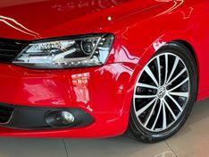 VOLKSWAGEN JETTA 2.0 TSI HIGHLINE 211CV DSG 2014/2014 GRIFFCAR MULTIMARCAS DOIS IRMÃOS / Carros no Vale