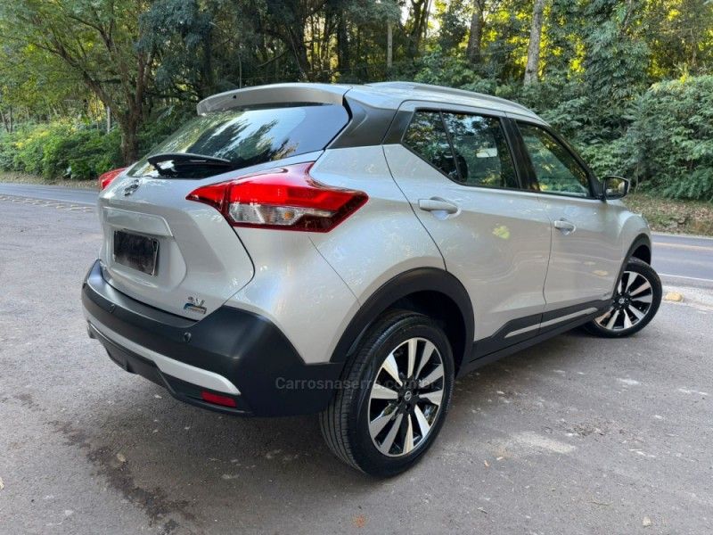 NISSAN KICKS 1.6 16V SV XTRONIC 2017/2018 KASPER VEÍCULOS DOIS IRMÃOS / Carros no Vale