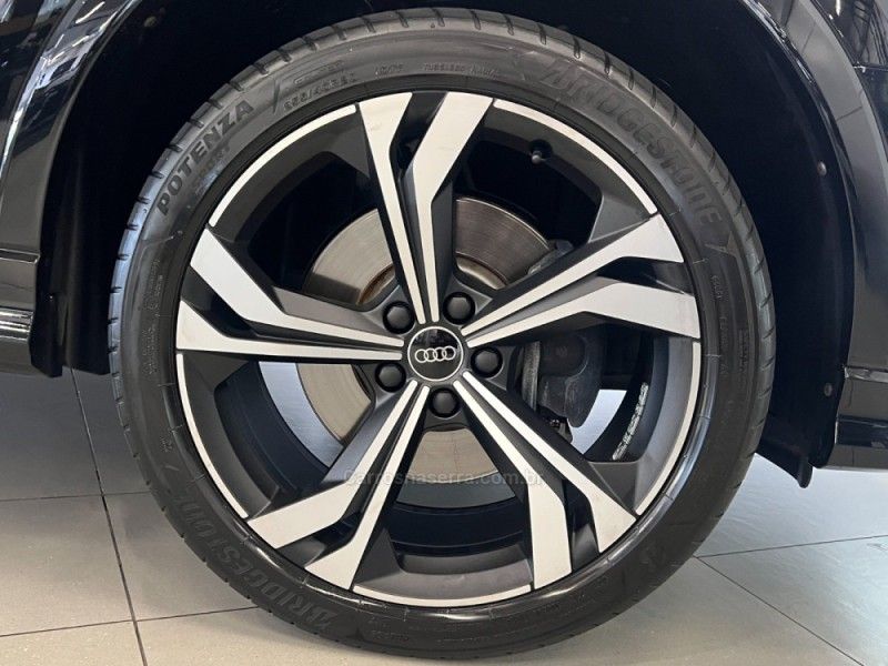 AUDI Q3 2.0 TFSI PERFORMANCE BLACK QUATTRO 2024/2024 ÓTIMA CAR FLORES DA CUNHA / Carros no Vale