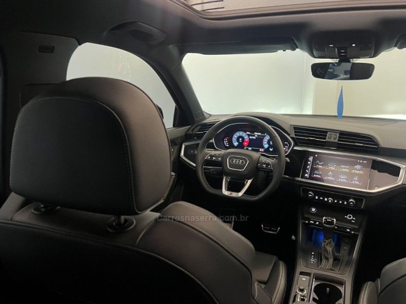 AUDI Q3 2.0 TFSI PERFORMANCE BLACK QUATTRO 2024/2024 ÓTIMA CAR FLORES DA CUNHA / Carros no Vale