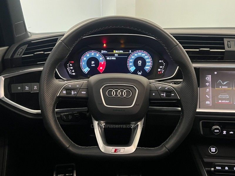 AUDI Q3 2.0 TFSI PERFORMANCE BLACK QUATTRO 2024/2024 ÓTIMA CAR FLORES DA CUNHA / Carros no Vale