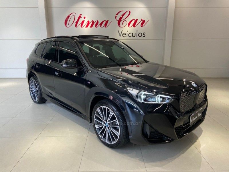 BMW IX1 XDRIVE30 M SPORT ELÉTRICO 2024/2025 ÓTIMA CAR FLORES DA CUNHA / Carros no Vale