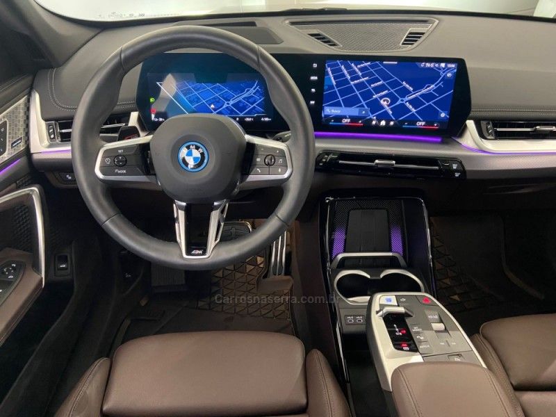 BMW IX1 XDRIVE30 M SPORT ELÉTRICO 2024/2025 ÓTIMA CAR FLORES DA CUNHA / Carros no Vale