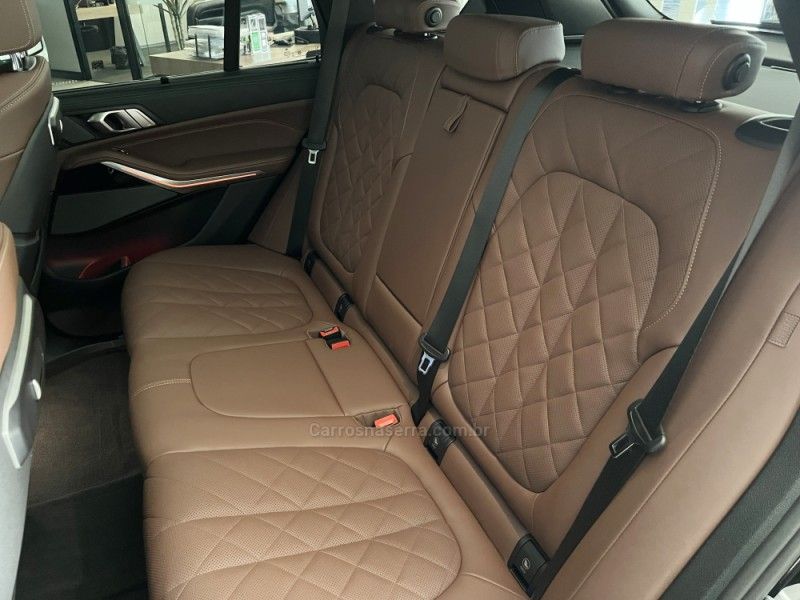 BMW X5 3.0 XDRIVE50E TURBO M SPORT HÍBRIDO 2024/2025 ÓTIMA CAR FLORES DA CUNHA / Carros no Vale BMW X5 3.0 XDRIVE50E TURBO M SPORT HÍBRIDO 2024/2025 ÓTIMA CAR FLORES DA CUNHA / Carros no Vale