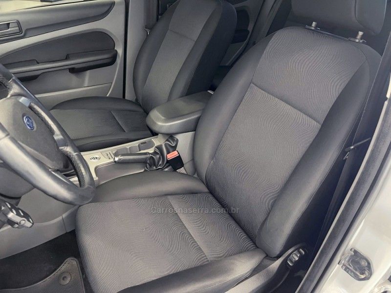 FORD FOCUS 2.0 GLX 16V 2011/2012 ÓTIMA CAR FLORES DA CUNHA / Carros no Vale