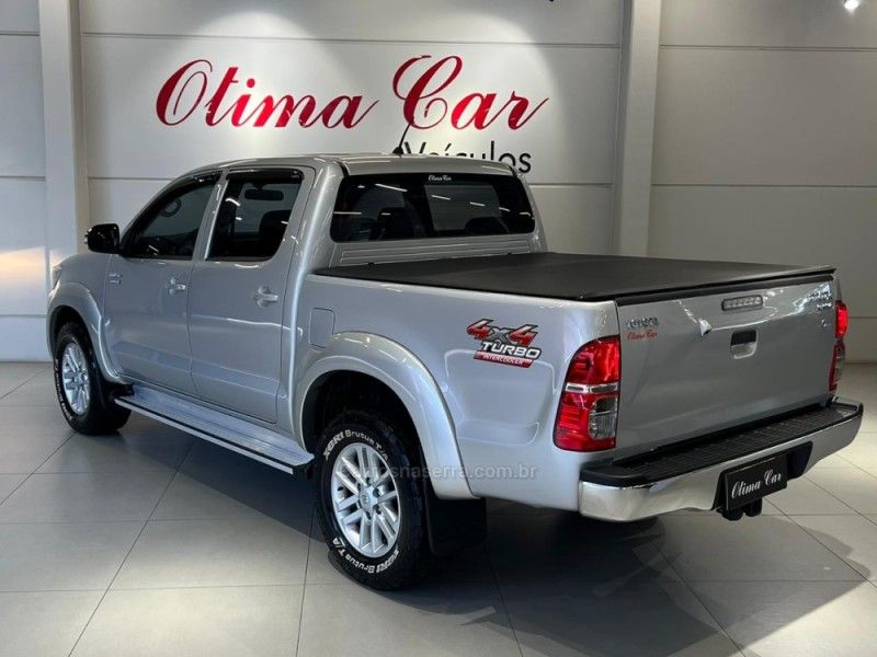 TOYOTA HILUX 3.0 SRV TOP 4X4 CD 16V TURBO INTERCOOLER 2013/2014 ÓTIMA CAR FLORES DA CUNHA / Carros no Vale
