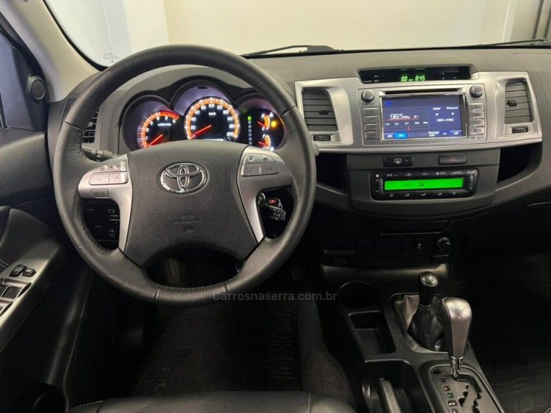TOYOTA HILUX 3.0 SRV TOP 4X4 CD 16V TURBO INTERCOOLER 2013/2014 ÓTIMA CAR FLORES DA CUNHA / Carros no Vale