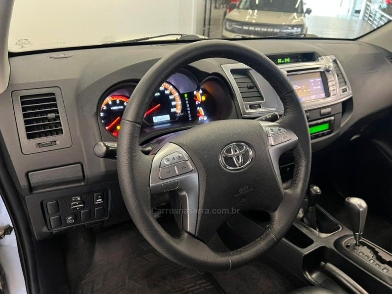 TOYOTA HILUX 3.0 SRV TOP 4X4 CD 16V TURBO INTERCOOLER 2013/2014 ÓTIMA CAR FLORES DA CUNHA / Carros no Vale
