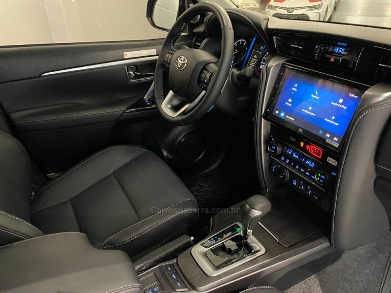 TOYOTA HILUX SW4 2.8 4X4 SRX PLATINUM TURBO 2026/2026 ÓTIMA CAR FLORES DA CUNHA / Carros no Vale
