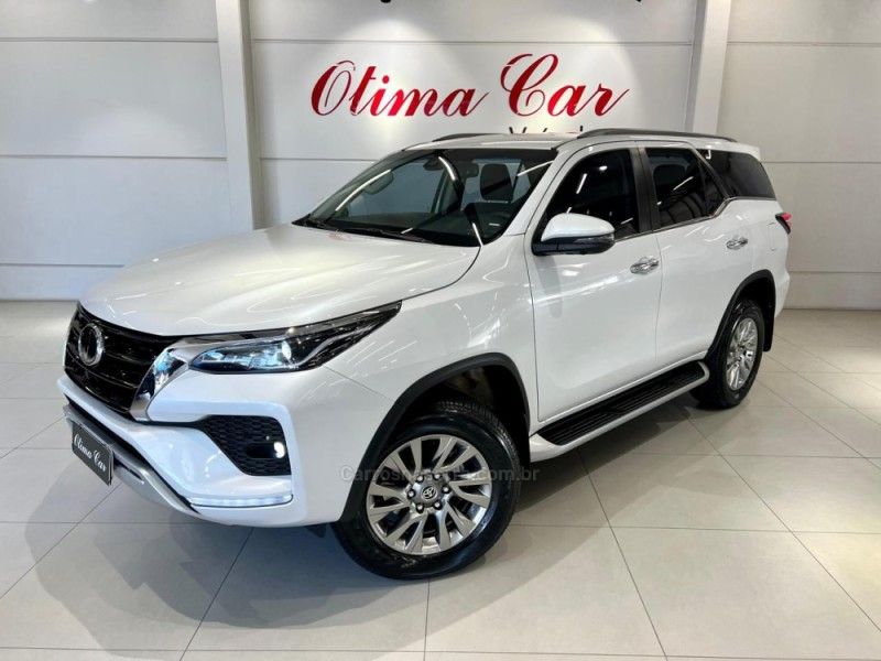 TOYOTA HILUX SW4 2.8 SRX 4X4 7 LUGARES 16V TURBO INTERCOOLER 2023/2024 ÓTIMA CAR FLORES DA CUNHA / Carros no Vale