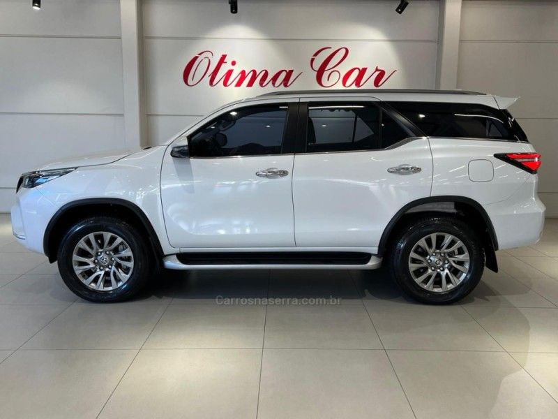 TOYOTA HILUX SW4 2.8 SRX 4X4 7 LUGARES 16V TURBO INTERCOOLER 2023/2024 ÓTIMA CAR FLORES DA CUNHA / Carros no Vale