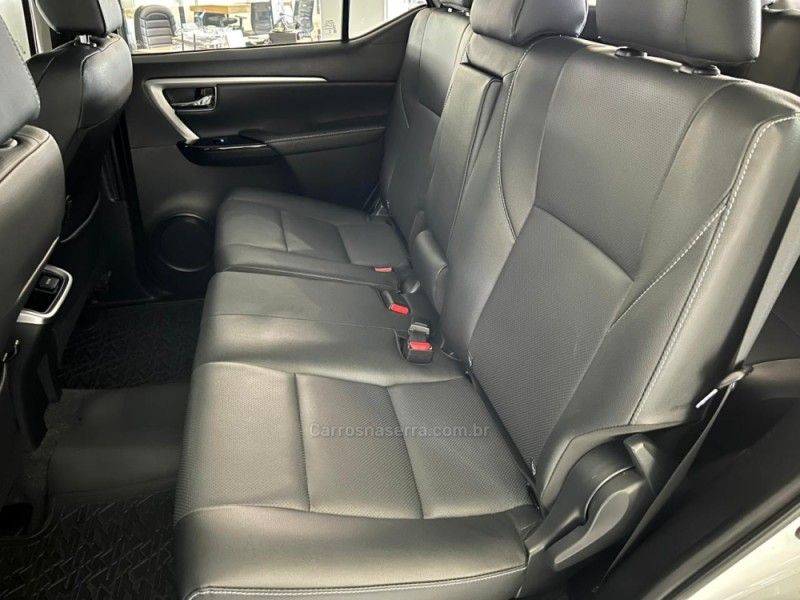TOYOTA HILUX SW4 2.8 SRX 4X4 7 LUGARES 16V TURBO INTERCOOLER 2023/2024 ÓTIMA CAR FLORES DA CUNHA / Carros no Vale