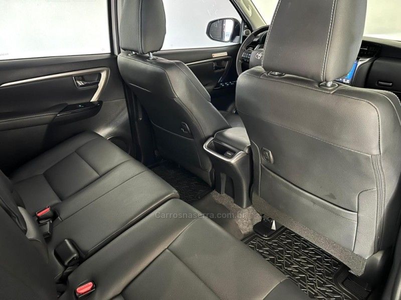 TOYOTA HILUX SW4 2.8 SRX 4X4 7 LUGARES 16V TURBO INTERCOOLER 2023/2024 ÓTIMA CAR FLORES DA CUNHA / Carros no Vale