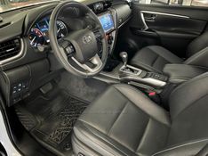 TOYOTA HILUX SW4 2.8 SRX 4X4 7 LUGARES 16V TURBO INTERCOOLER 2023/2024 ÓTIMA CAR FLORES DA CUNHA / Carros no Vale