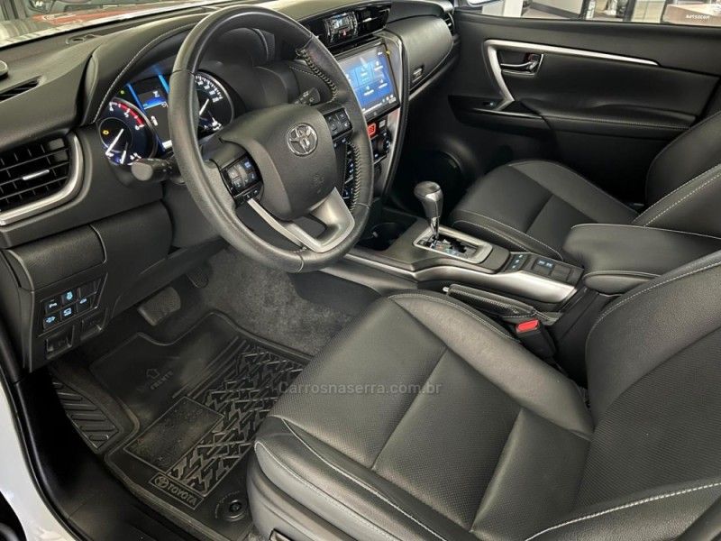 TOYOTA HILUX SW4 2.8 SRX 4X4 7 LUGARES 16V TURBO INTERCOOLER 2023/2024 ÓTIMA CAR FLORES DA CUNHA / Carros no Vale