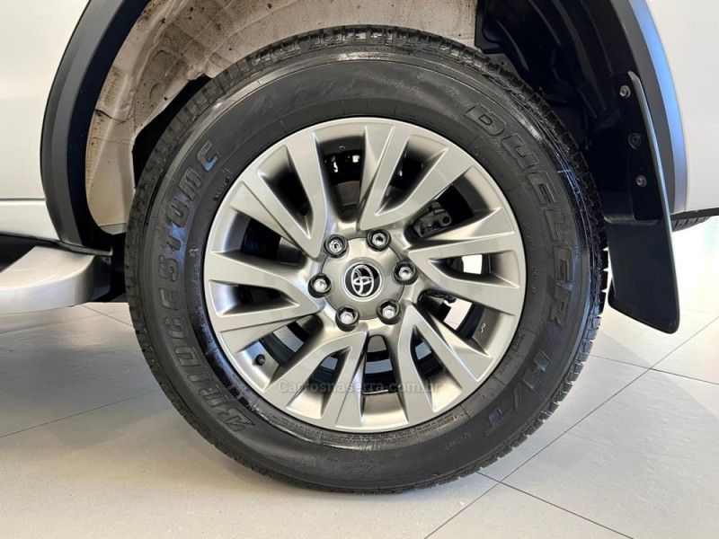 TOYOTA HILUX SW4 2.8 SRX 4X4 7 LUGARES 16V TURBO INTERCOOLER 2023/2024 ÓTIMA CAR FLORES DA CUNHA / Carros no Vale