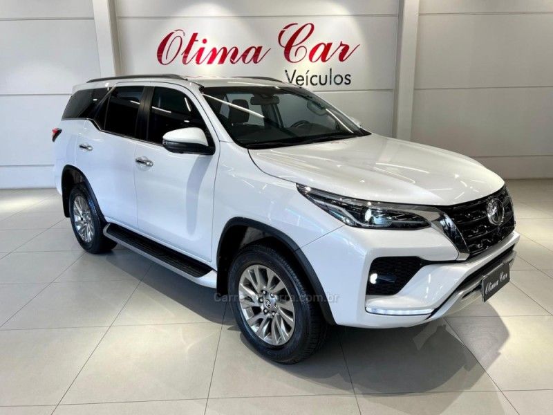 TOYOTA HILUX SW4 2.8 SRX 4X4 7 LUGARES 16V TURBO INTERCOOLER 2023/2024 ÓTIMA CAR FLORES DA CUNHA / Carros no Vale