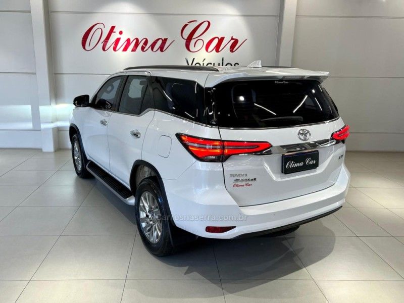 TOYOTA HILUX SW4 2.8 SRX 4X4 7 LUGARES 16V TURBO INTERCOOLER 2023/2024 ÓTIMA CAR FLORES DA CUNHA / Carros no Vale